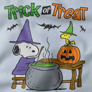 closeup Funny Tshirt - Snoopy Halloween Trick or Threat
